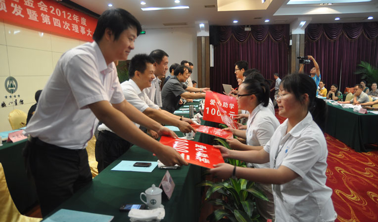 華億集團總裁項領(lǐng)給學生頒發(fā)獎學金