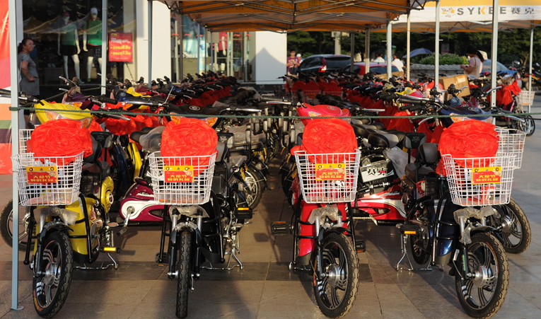 2013年華億國際“大搶節(jié)”電動車整齊擺放